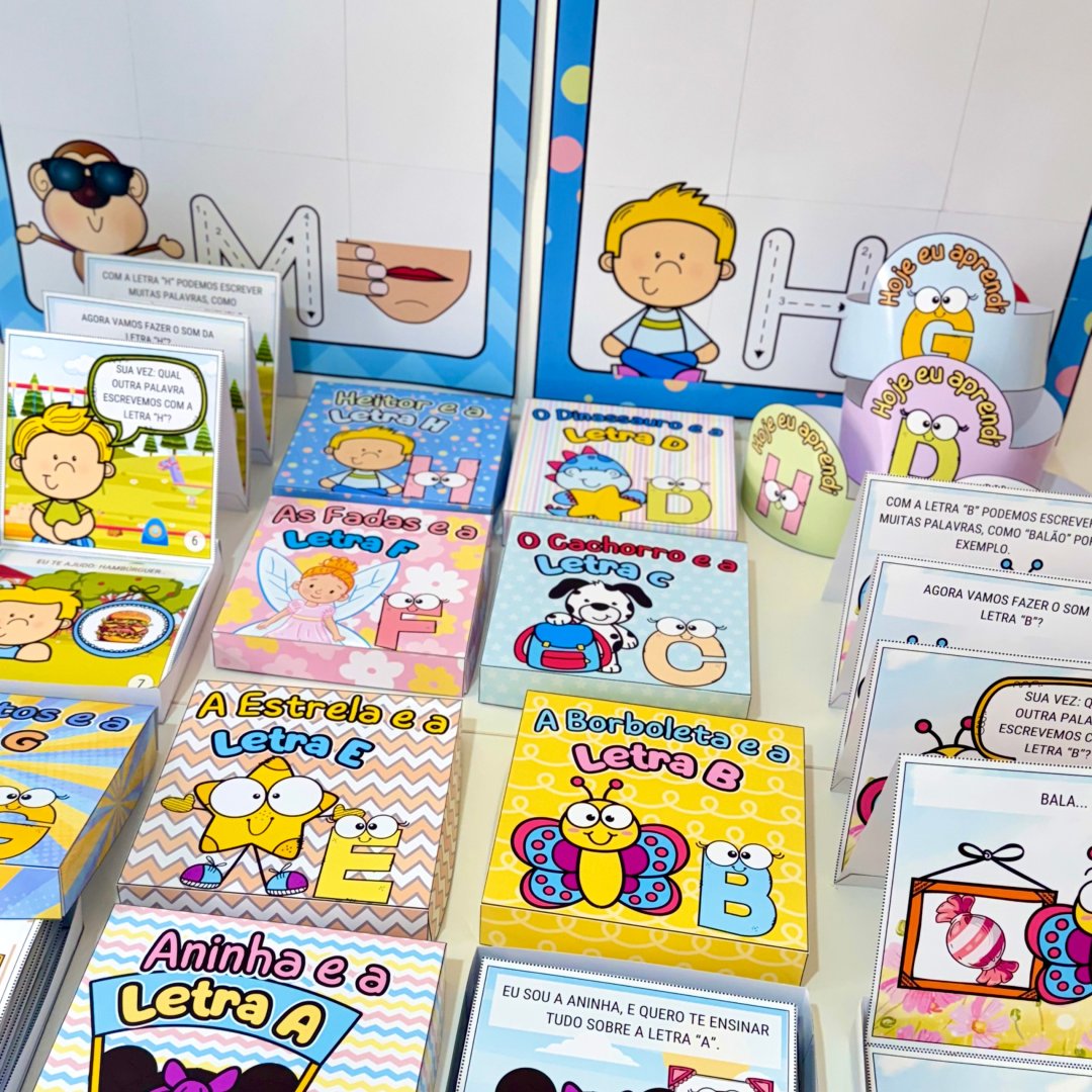 KIT HISTÓRIAS NA CAIXA E CARTAZES LETRAS DO ALFABETO